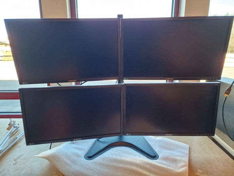 Skjermstativ med skjermer-1